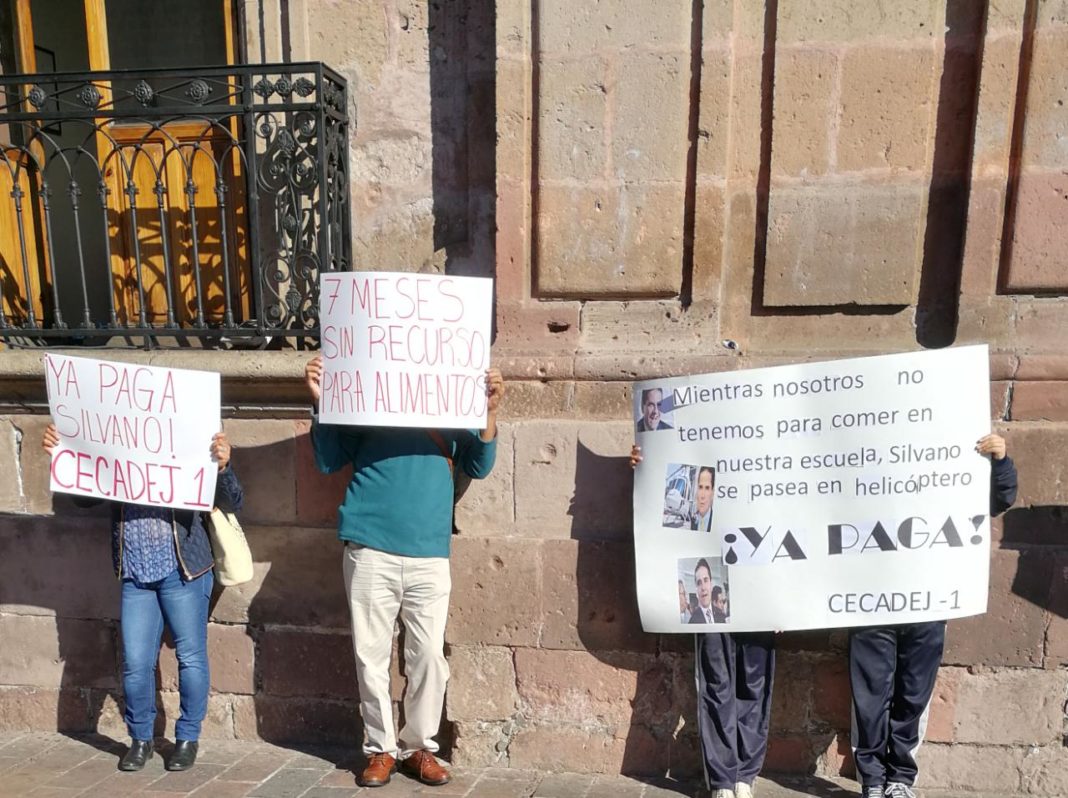 CECADEJ y docentes protestan en palacio de gobierno