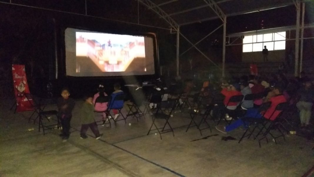 Cine al aire libre llega a escuelas de Morelia