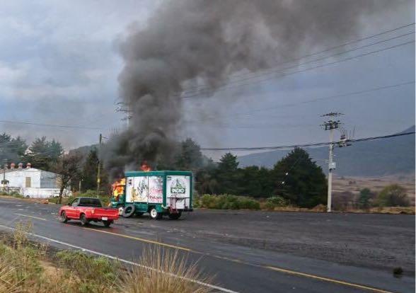 Incendian vehículos en apoyo a la CNTE