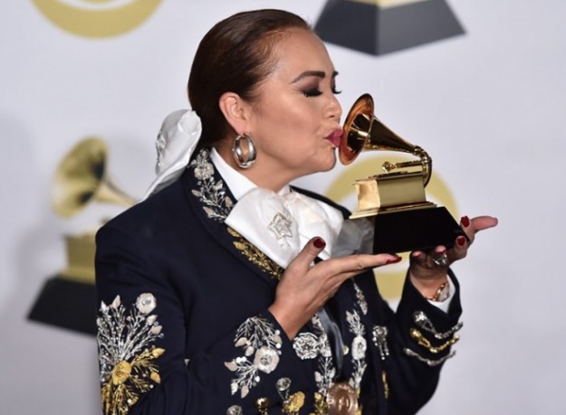 Aída Cuevas premiada por mejor álbum de música regional