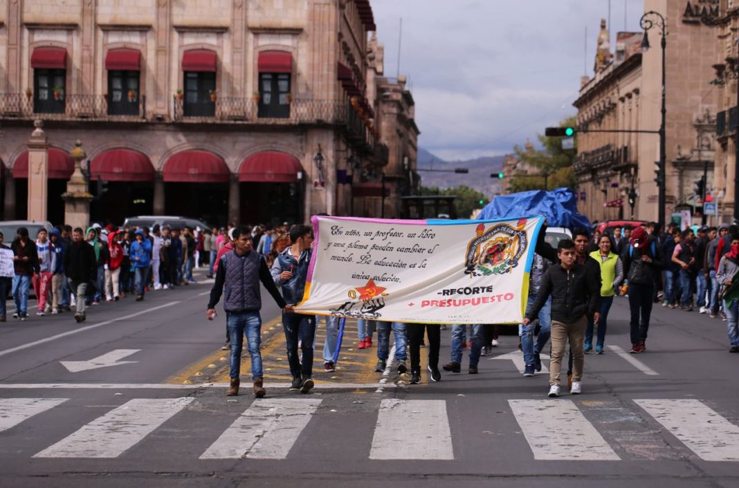Bloquea CUL Madero; exigen recursos y condonaciones