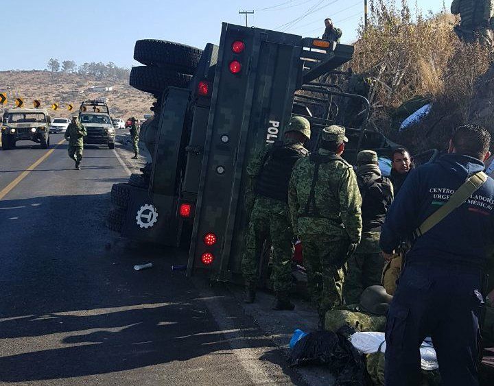 Vuelca unidad militar en Mil Cumbres