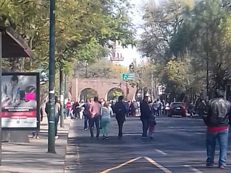 Maestros exigen el pago atrasado mediante una manifestación que fecta la vialidad de Ventura Puente