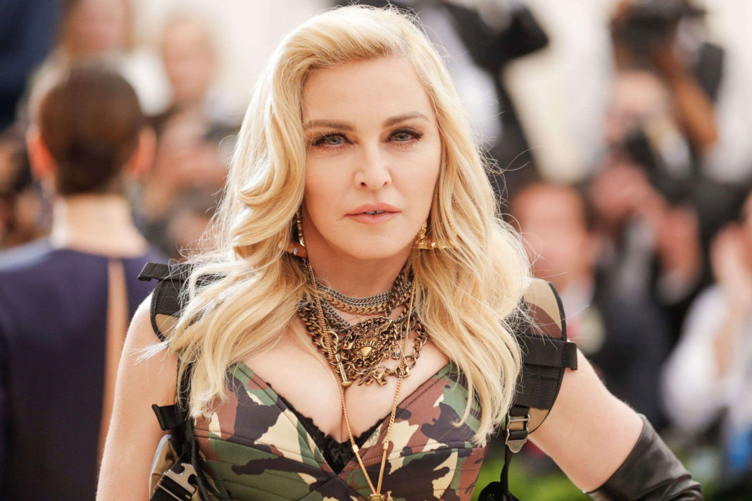 Madonna muestra sus senos