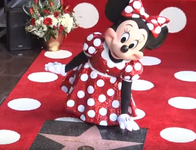 Minnie Mouse devela su estrella en Hollywood
