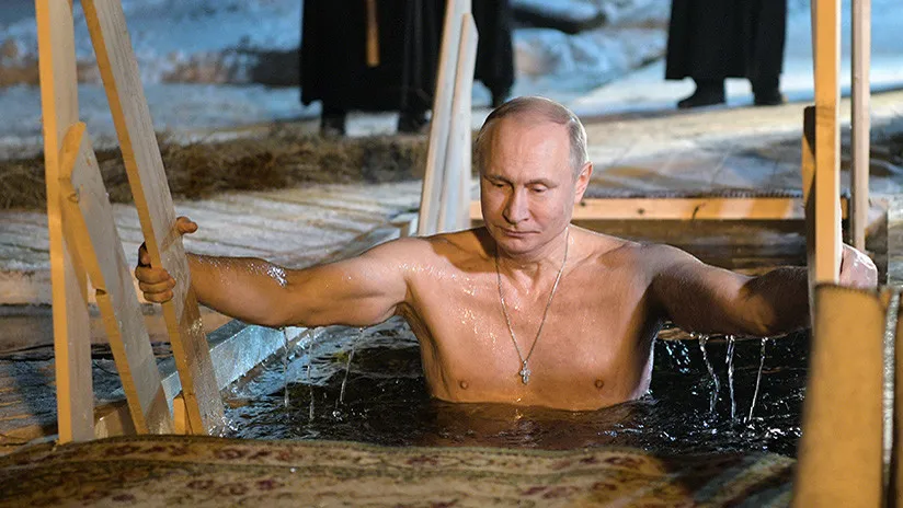 Putin exhibe fervor religioso bajo agua helada