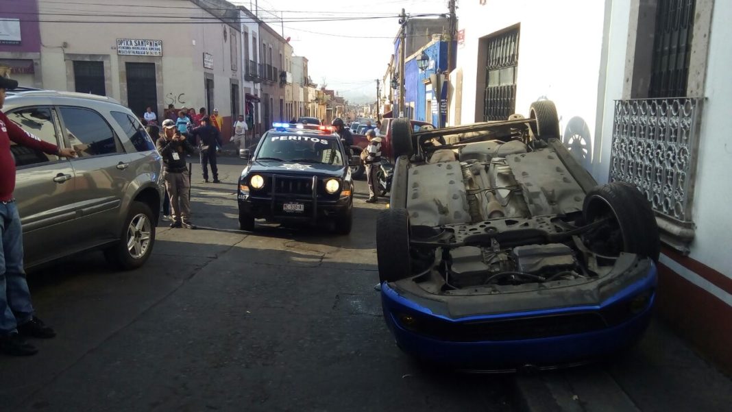 Vuelca vehículo en calles de Morelia