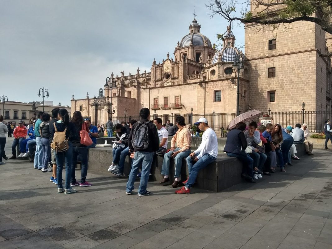 CNTE se aglutina en plazas, va al Congreso