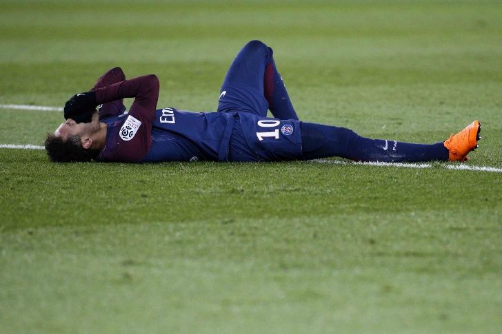 Alarma en el PSG; Neymar sale en camilla