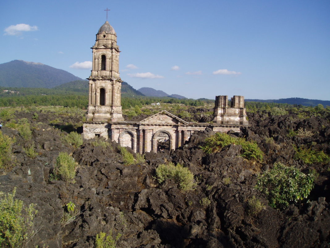 En mal estado las ruinas del Templo de San Juan Parangaricutiro
