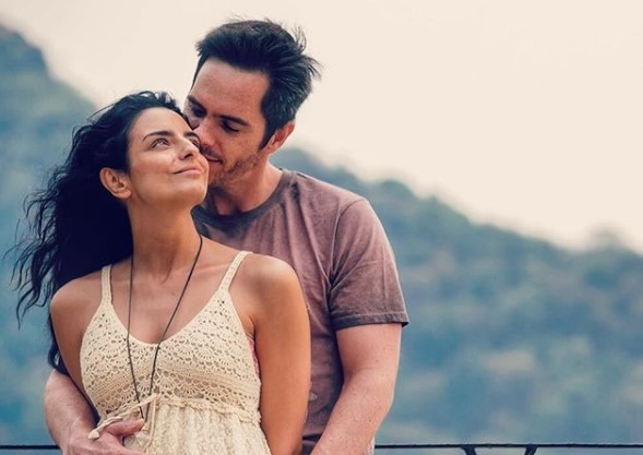 Nace bebé de Aislinn Derbez y Mauricio Ochmann