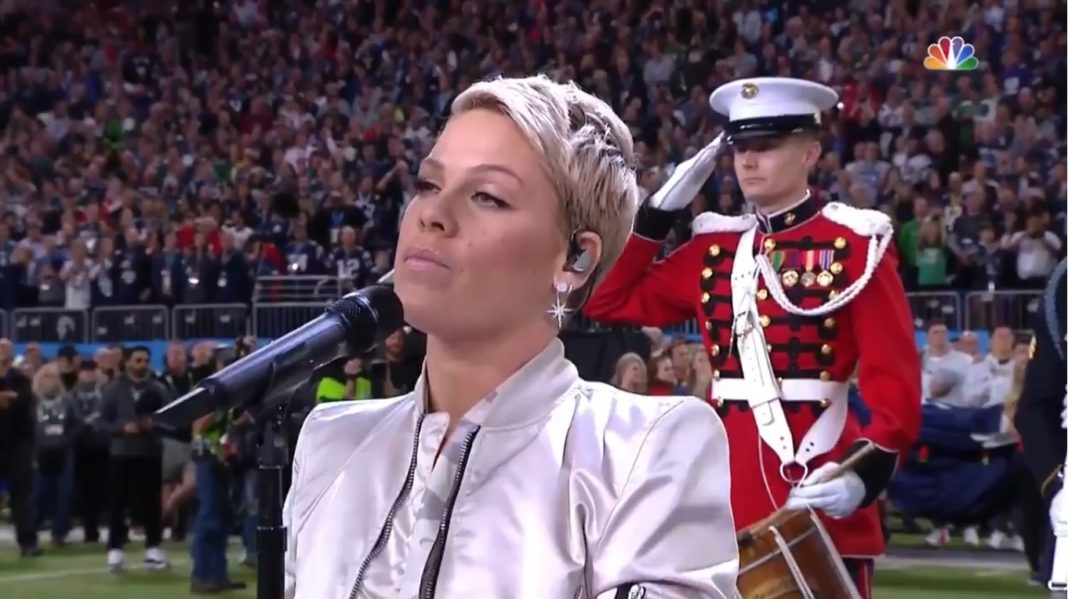 Pink cantó enferma himno de EUA en Super Bowl