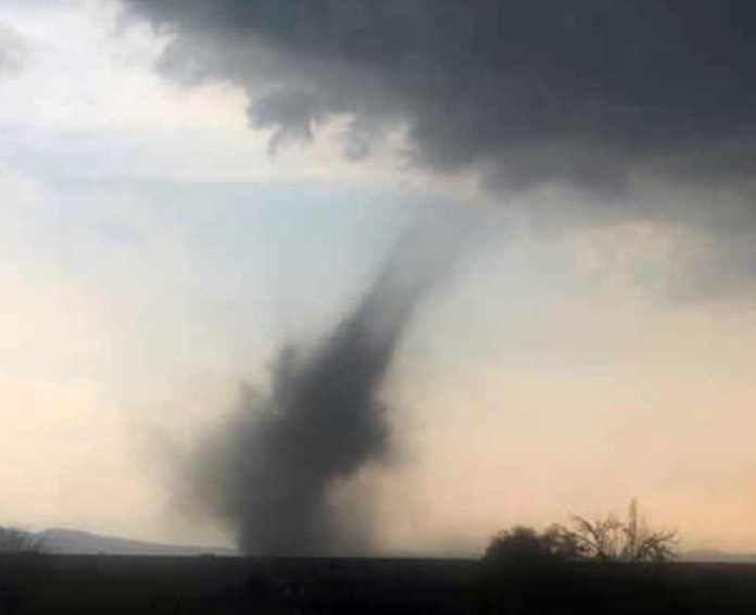 Tornado afecta viviendas en Edomex