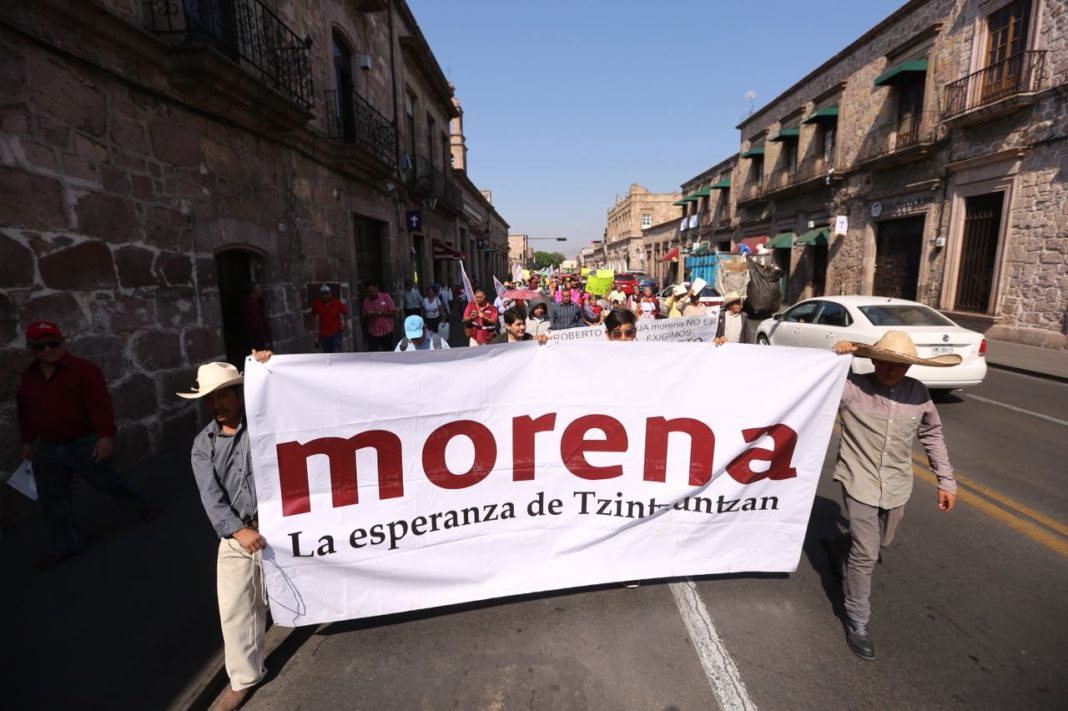 Militantes de Morena se manifiestan contra líder estatal