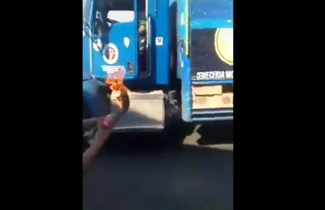 Viagras graban video en el que incineran vehículos