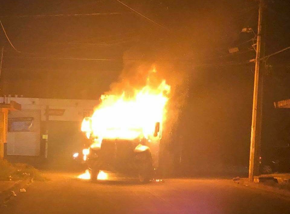Incineran vehículos en Uruapan por aprehensión de un Viagra