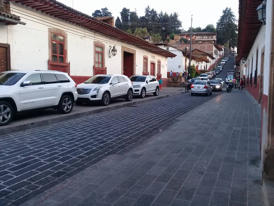 Denuncian en Pátzcuaro uso de banquetas como estacionamientos