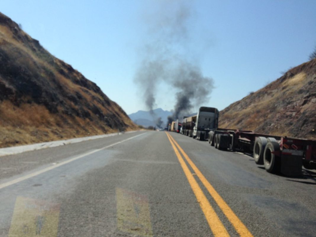 Con narcobloqueos e incineración de vehículos arde Tierra Caliente por segundo día