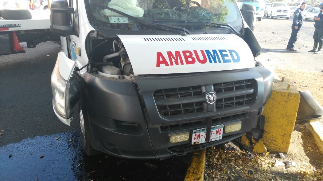 Colisiona ambulancia; tres lesionados como saldo