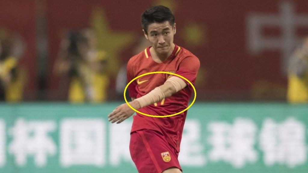Obligan a futbolistas chinos a cubrir sus tatuajes