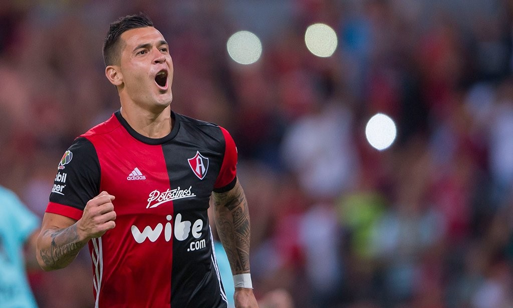 Atlas tumba al líder Santos