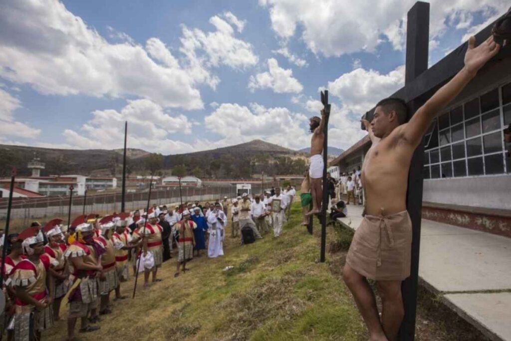 Cristo esta Clavado en La Cruz