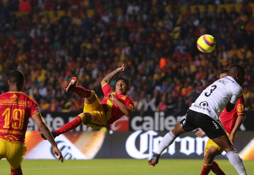 Monarca vence al hermano con golazo de Ruidíaz