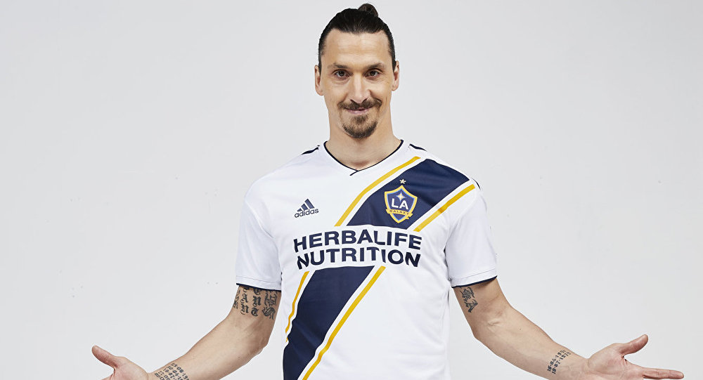 Zlatan Ibrahimovic desata la locura a su llegada a LA