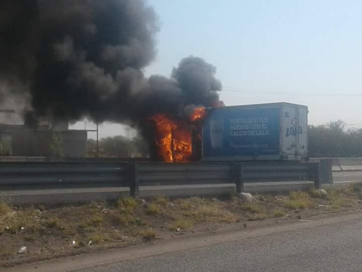 Se registra narcobloqueo con vehículo incendiado en Antúnez