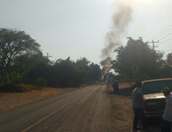 Viagras retoman incineración de vehículos en Apatzingán