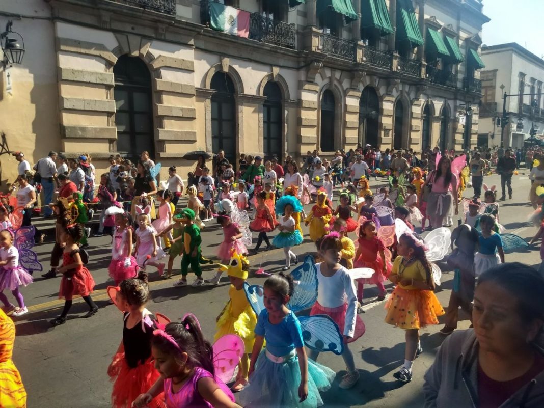 Niños festejan la llegada de la primavera