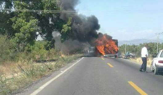 Enfrentamientos provocan narcobloqueos en Aguililla