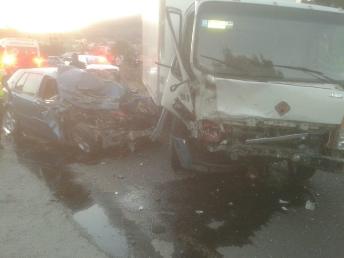 accidente Accidente vehicular en salida a Mil Cumbres deja dos muertos