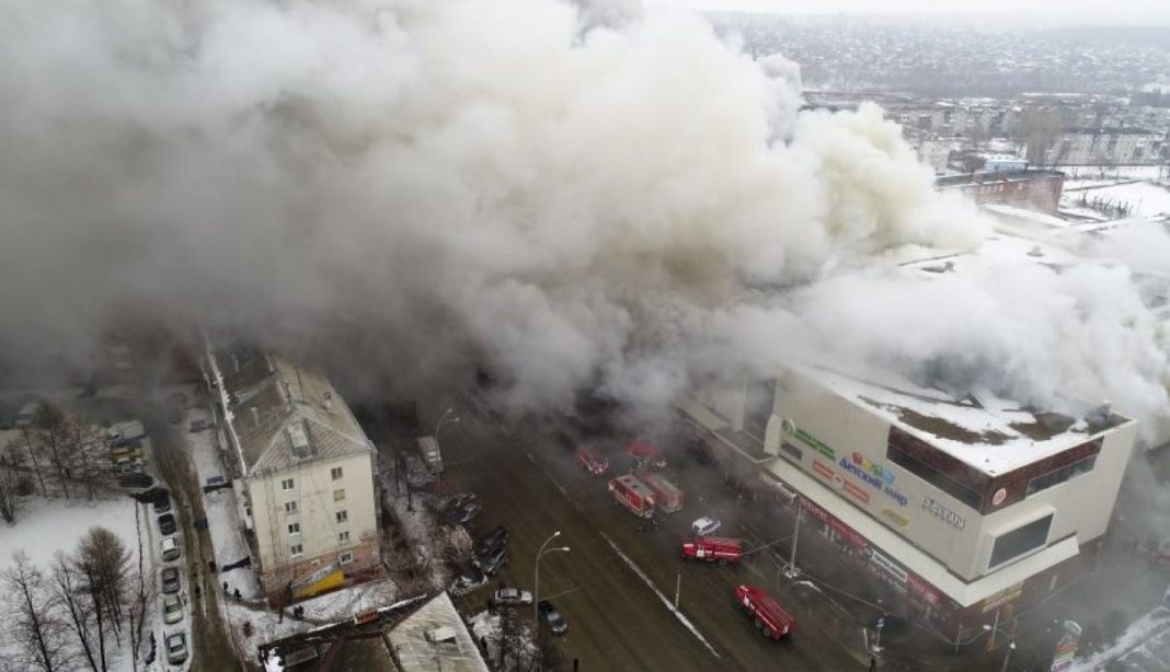 Suman 64 muertos por incendio en centro comercial
