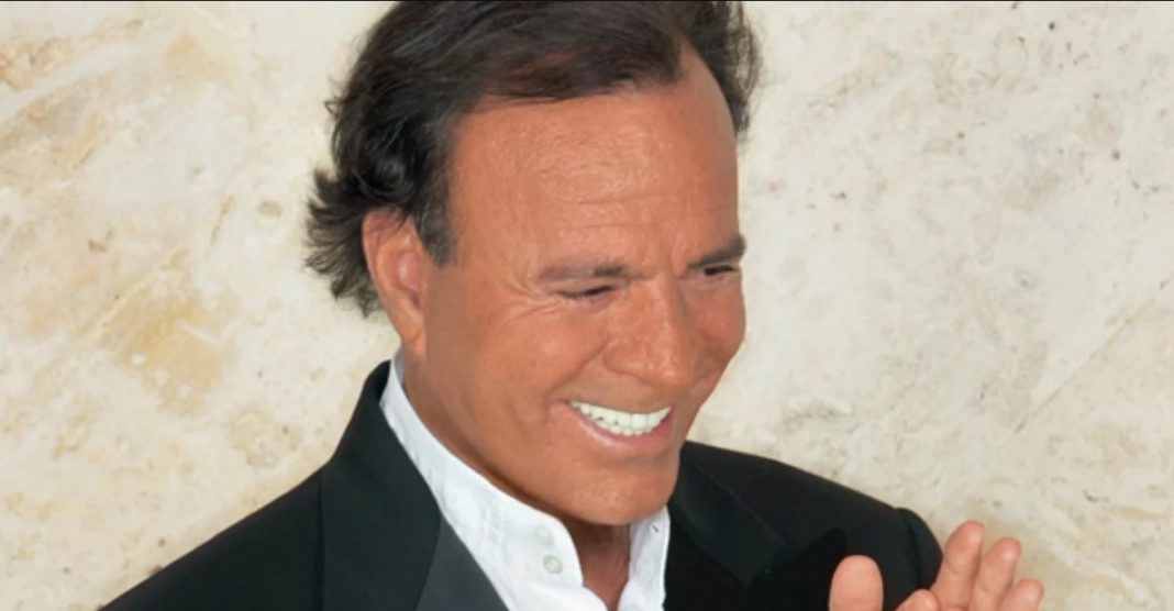 Julio Iglesias enfrenta demanda gracias a uno de sus éxitos