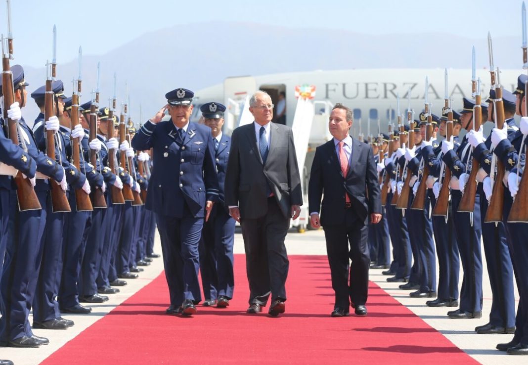 Renuncia presidente de Perú