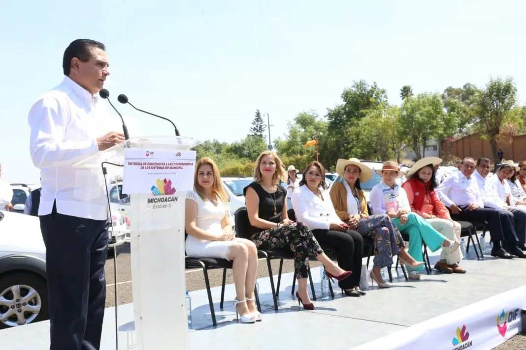  Silvano Aureoles entregó vehículos a los ayuntamientos michoacanos para el traslado de personas con discapacidad