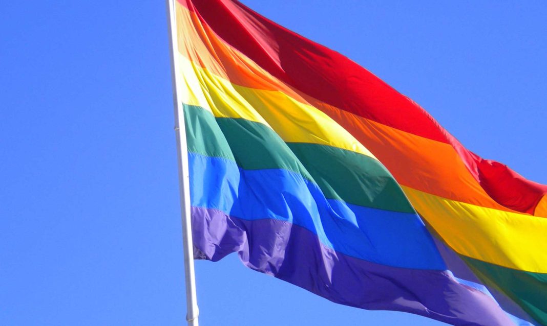 Otorgan mástil para izar bandera LGBT en Argentina