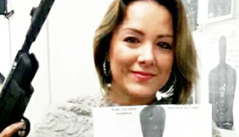 Candidata por Morena presume foto con pistola en mano