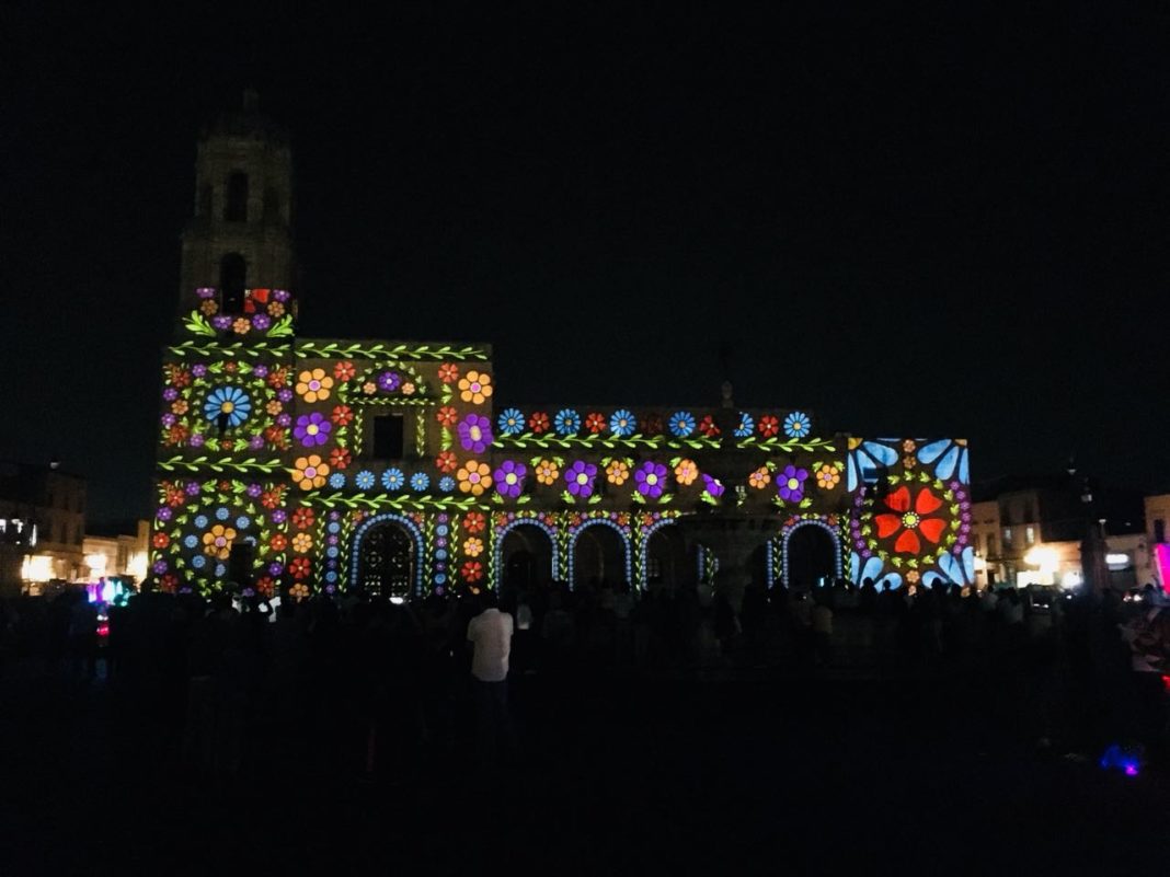 Turistas aprecian el Video Mapping