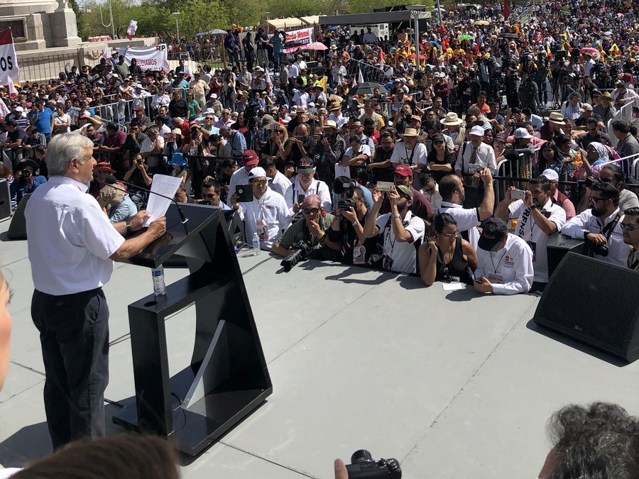 Desde temprano, simpatizantes y militantes del tabasqueño se congregaron en la plaza Benito Júarez