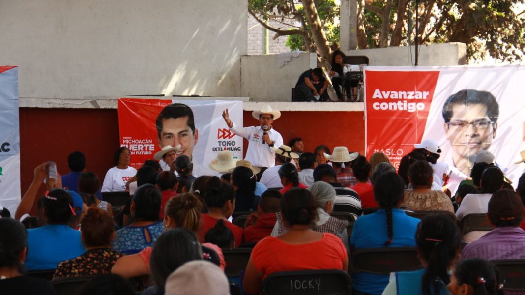 Toño Sosa escucha necesidades de pescadores del lago de Cuitzeo