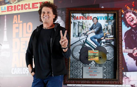 Carlos Vives recibe disco de platino por "Vives"