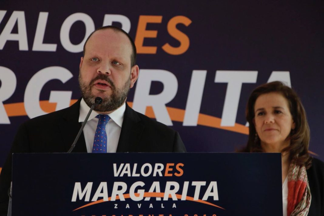 Presenta Margarita Zavala a su asesor de política en seguridad