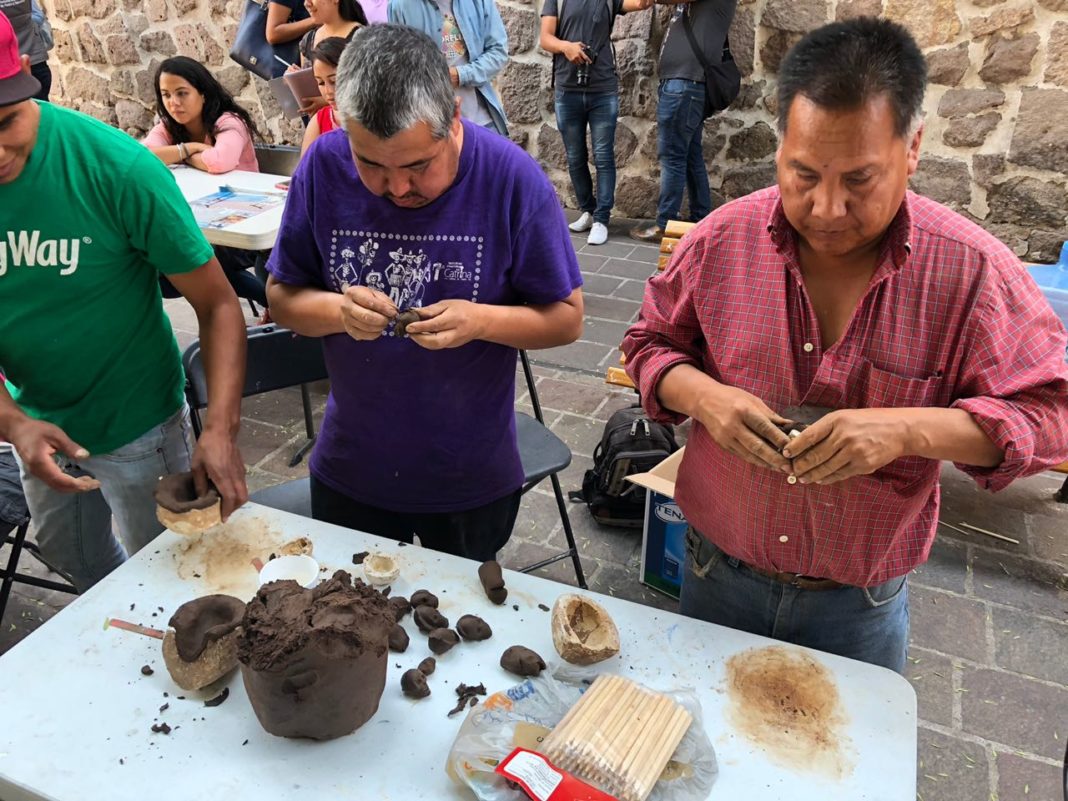 Cursos artesanales de catrinas para disfrutar en familia