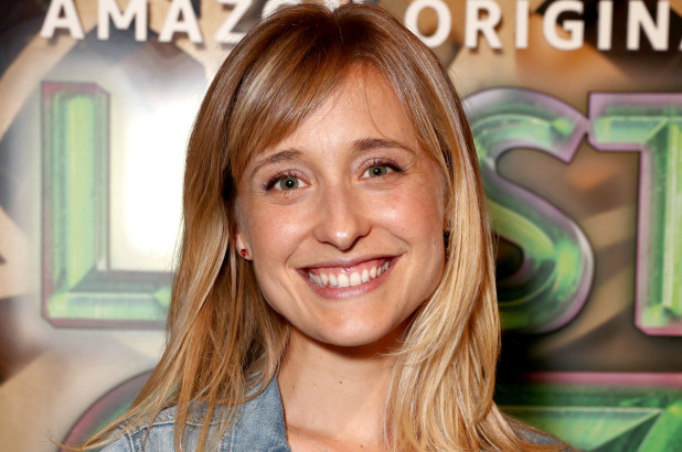 Un juez de la corte federal en el distrito de Brooklyn, en Nueva York, accedió este miércoles a imponer una fianza a la actriz de la serie Smallville, Allison Mack, acusada de reclutar mujeres para ser esclavas sexuales en la secta Nxivm