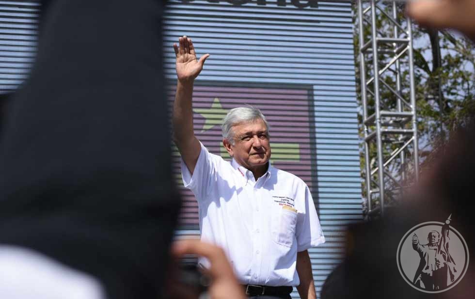 En Santa Catarina, Nuevo León, Andrés Manuel López Obrador expresó que también propondrá un aumento al salario mínimo.