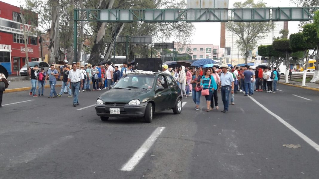 CNTE y normalistas exigen estabilidad laboral a egresados