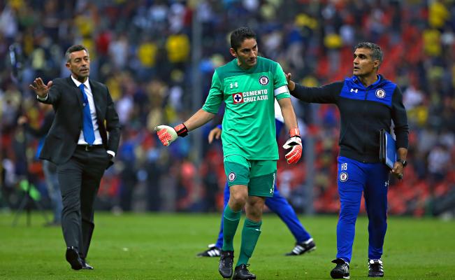 El guardameta agredió a un camarógrafo al término del clásico jóven