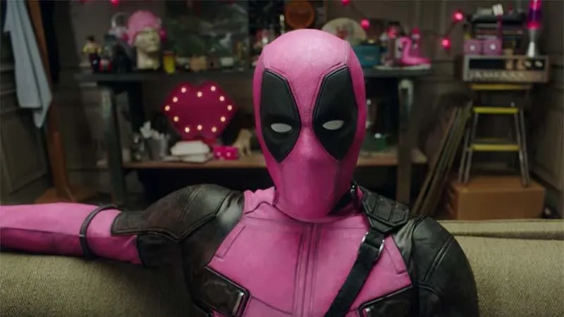Deadpool de rosa en apoyo a lucha contra el cáncer